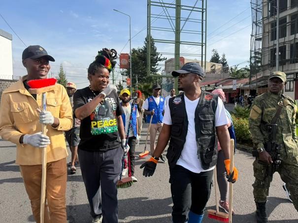 Street cleaning carried out by rebels and civil society groups in Goma. Picture taken by Martin Doevenspeck